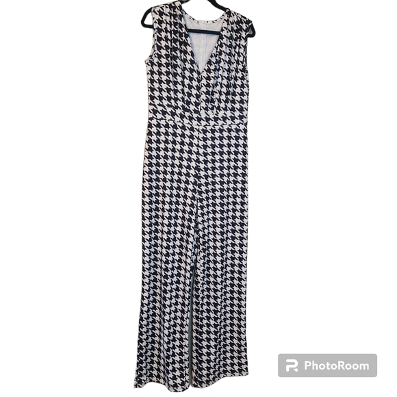unknown Pants - Houndstooth short sleeve black and white jumpsuit. Size Large. Hidden zi…